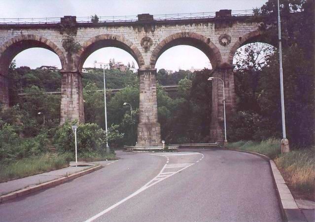 10 dol opoutme pod viaduktem a vrtme se k metru Smchovsk ndra 