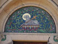 11s krsnou mosaikou nad vchodem