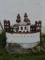 10 a tady maj vystaven keramick model njakho hradu