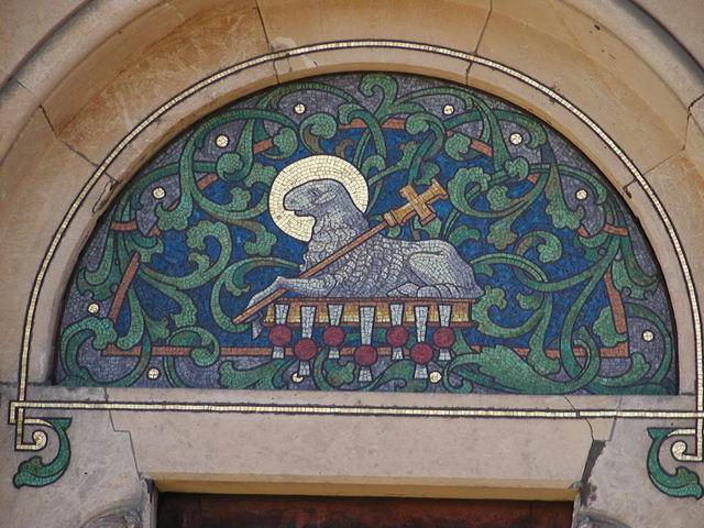 11s krsnou mosaikou nad vchodem