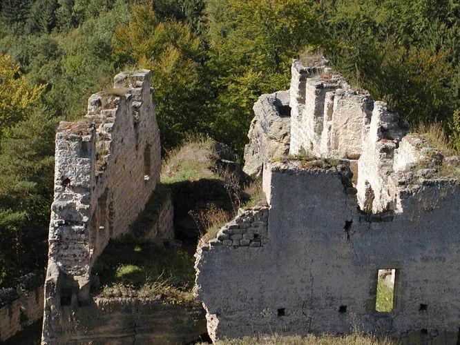 27 a vysledujeme, jak dalece pokroila destrukce zdiva