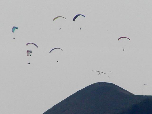 22 Jak se blme k Ran, vidme, e dnes je paraglidingov den