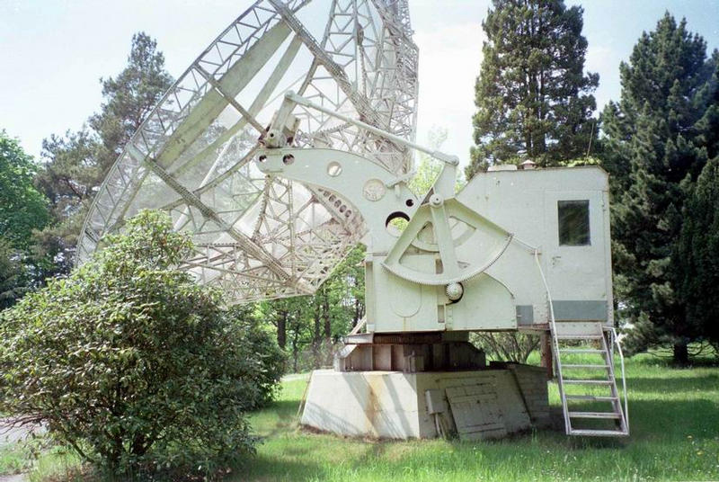 07 Krom dalekohled jsou zde instalovny monitorovac radiov systmy