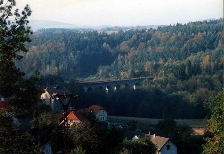 04 ns dovede do Radimovic, kde obdivujeme historick viadukt
