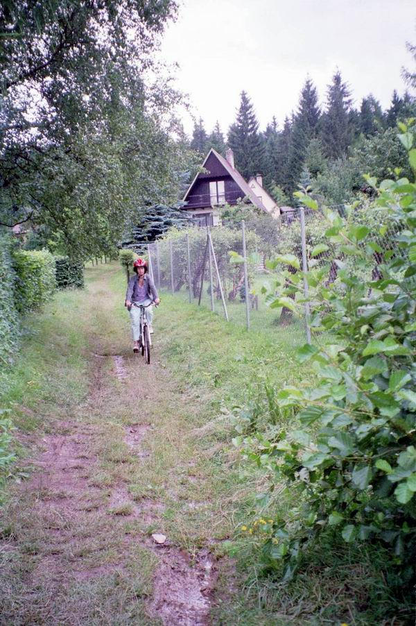 06 Okol pehrady je zhusta zastavno chatami