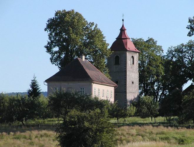 17 Pohledem na kostelk se rozloume s trasou a vrtme se do Hynic