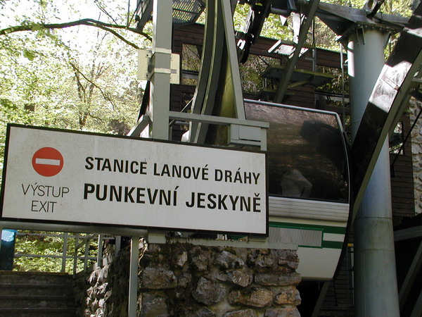 23 pokraujeme k doln stanici lanovky