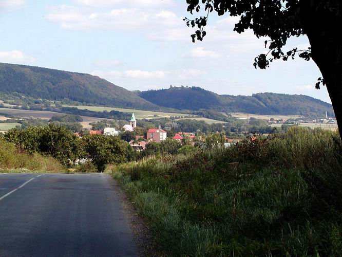 14 Po silnici se ubrme k Ronovu n D a k hradu Lichnici