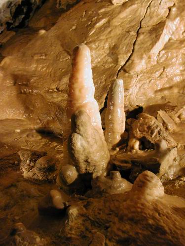 19 Staletmi zde pomalu rostou stalagmity