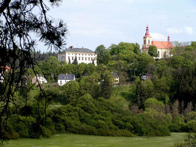 18 s dominantnm zmkem, kostelem a zceninou hradu