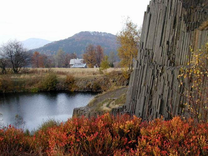 18 Tebn innost tu zanechala ndhern vykrystalizovan ediov hranoly