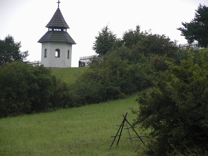 21 Vlevo nechme hbitovn kostelk