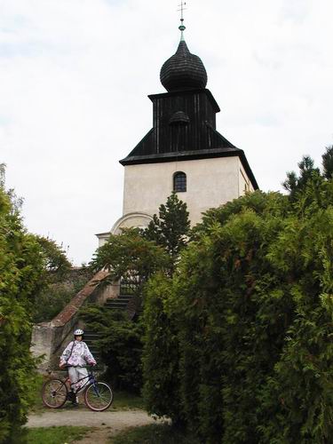 25 Zde musme zastavit u romnskho kostelka