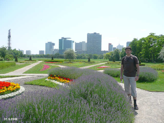 Vde - Dunajsk park - pohled na mrakodrapy