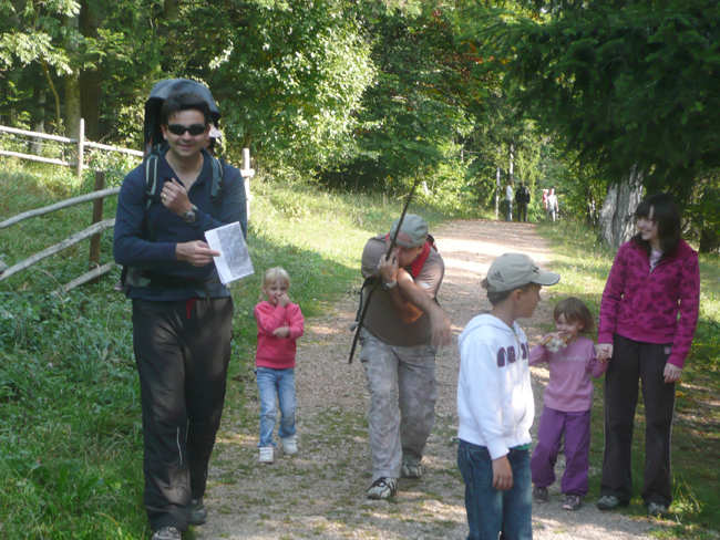 Nrodn park Hohe Wand - cestou na Skywalk - Michal ukazuje dtem jak dl slon:-))