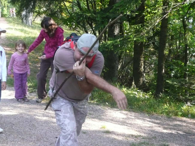 Nrodn park Hohe Wand - cestou na Skywalk - Michal ukazuje dtem jak dl slon:-))