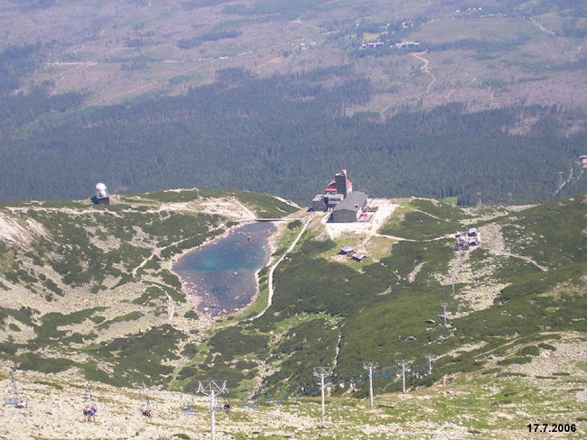 Pohled na Skalnat pleso z Lomnickho sedla 2190 m n. m.