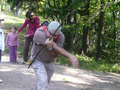 Nrodn park Hohe Wand - cestou na Skywalk - Michal ukazuje dtem jak dl slon:-))