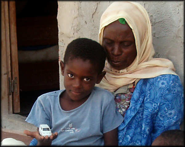  vkaky jsem rozdal dtem na Djerb.V batohu dn,jen bl autko od Filpka. Filpku,omlouvm se Ti,autko jsem dal malmu bedunovi.Radost toho ernouka si budu pamatovat tak dlouho jako smutn louen  Filpka se mnou,ped odjezdem na Djerbu.