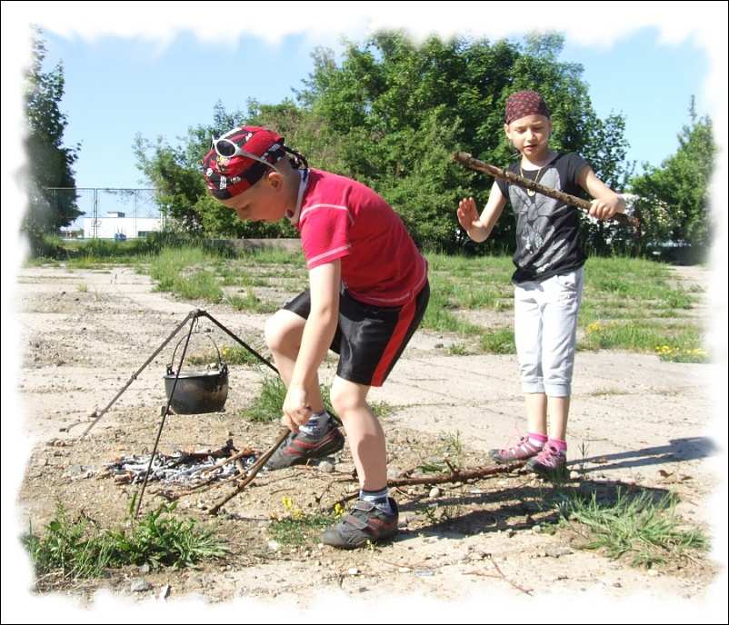 Simonka i Filpek se dlouho tili na vaen kotlkov polvky v prod. Dokali se. Na polvku kterou si sami uvaili pijela s maminkou na kole i Kaenka a s takou i Natlka. Vem chutnala tak, e byl o plvku mezi dtmi boj. 