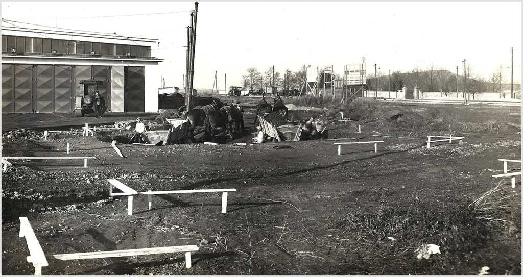 Vozovna v Liboci.Ve zaalo 2.8.1929,kdy zastupitelstvo Prahy rozhodlo,aby pro ely elektrickch drah Prahy zakoupen byl od Josefa Hamernka velkostatke ve Vokovicch pozemek kat. 106 o vme 10.936 tver. sh za cenu 150 K za sh.