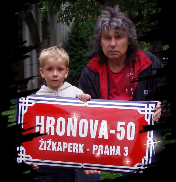 Mli jsme s Filpkem tst.Nhodou jsme nali ulici HRONOVA-50 na Praze 3. Nachz se na rohu Teska s Ldlem a pokrauje a ke konen busu .50.Ulici zdob modern fontna se sochou pana Karla Hrona zakladatele a pilota filmov spolenosti KAROLKO&Film.