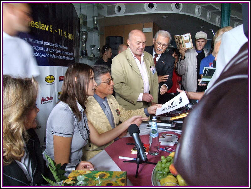 Tiskovka kon a zan autogramida, kter se prothla na celou hodinu. Pierre Brice trval na tom, e d autogram vem, kdo stli v dlouh front. Podepisovalo se na kartiky, fotografie z filmu, pebaly DVD a tak do knek. 