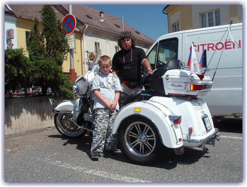 Vedouc mldenickho klubu Harley - Davidson Club Uhlsk Janovice Filipaa s veternem  Citroenu Lukaitou, kter koupil tento model 2012 za velice piznivou cenu 5 000 000 K. Pro nezasvcen - jedn se o plastov model.