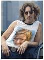 Fotografie slavnho Johna Lennona  se zhadnou dvkou na triku se bude drait na londnsk burze. Kdo je ta zhadn dvka, odpov vyptrala nae redakce. Jmenuje se Simona a je z Prahy, msta kter John navtvil a tolik obdivoval.