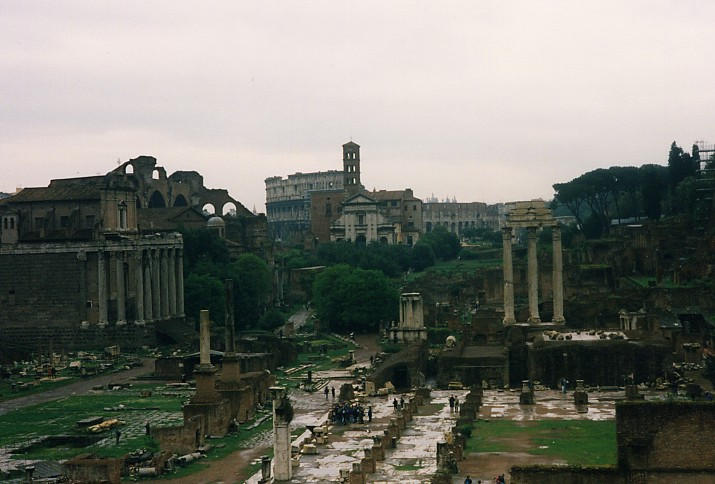 Forum Romanum, v pozad Koloseum