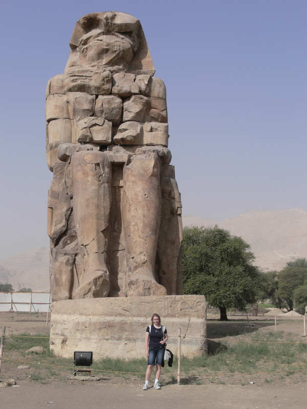 Memnonv kolos (vpravo)