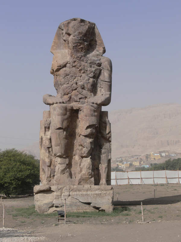 Memnonv kolos (vlevo)