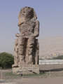 Memnonv kolos (vlevo)