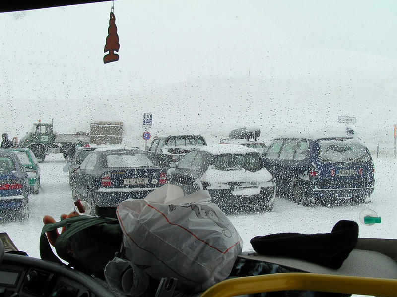 zima za oknem autobusu