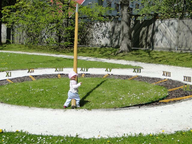 Ela pochopila slunen hodiny jako super klouzaku :-) 