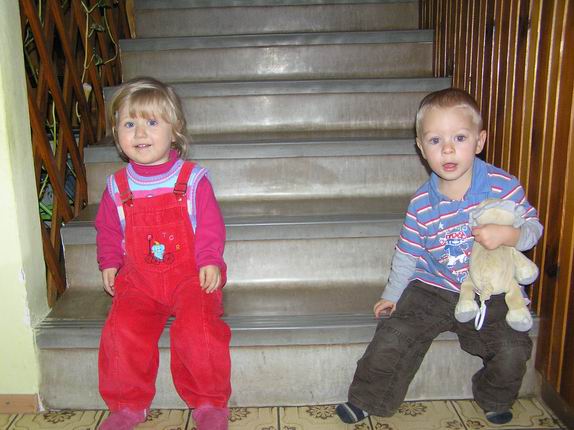 Vikinka a Filip na schodoch