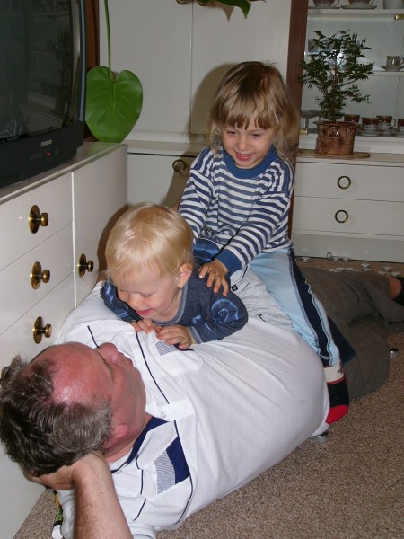 S ddou a Anikou 11.7.2004 (Lucy, grandpa and Anna)