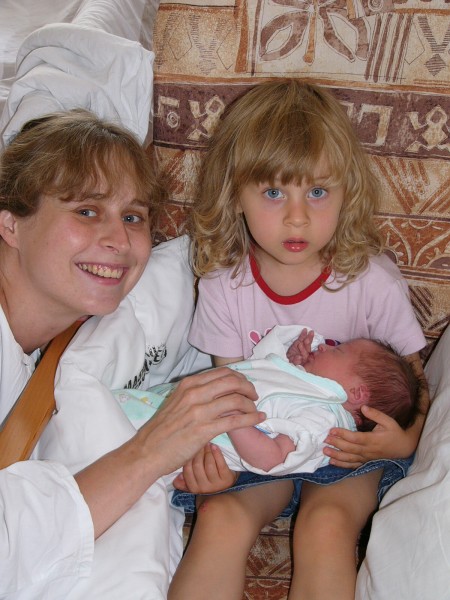 V porodnici, 3.8.2004 ( mummy, Lucy and a little sister Tereza)