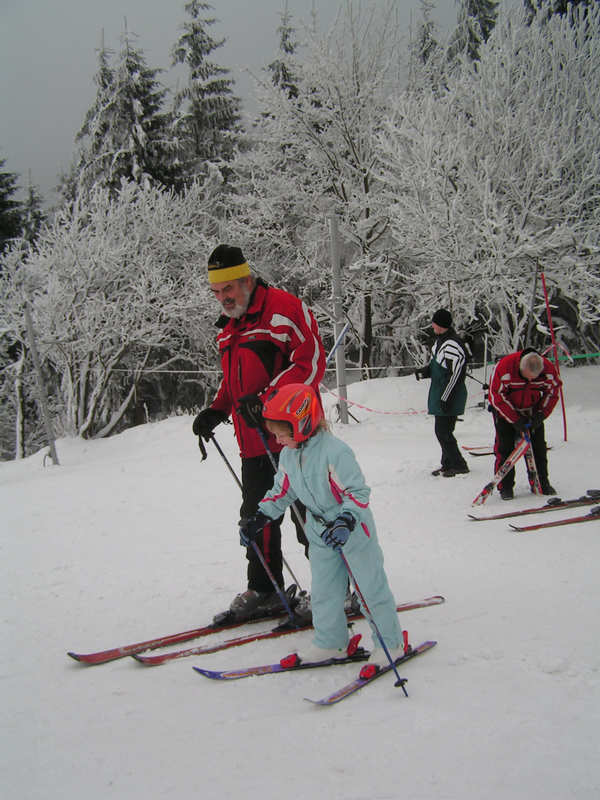 Lucka s instruktorem Pepou (Lucy at ski school)