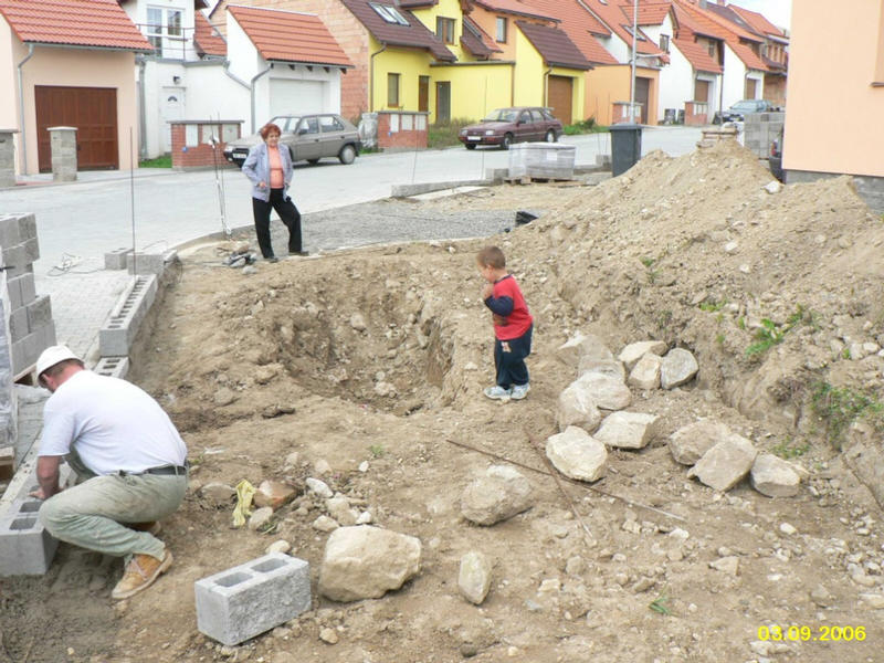 tady bude skalka ( nebo nco j podobn) a v t de chce tatka jezrko :o) snad se zada 