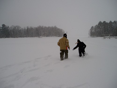 konecne poradna davka snehu - na zamrzlem jezere v Manitowish Waters, Wisconsin