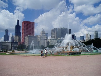 Buckingham Fountain v[ozadi mrakodrapky