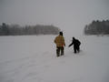 konecne poradna davka snehu - na zamrzlem jezere v Manitowish Waters, Wisconsin