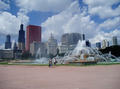 Buckingham Fountain v[ozadi mrakodrapky