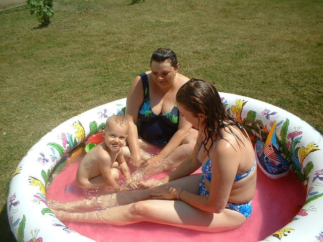 s babickou a tetou v novem bazenku