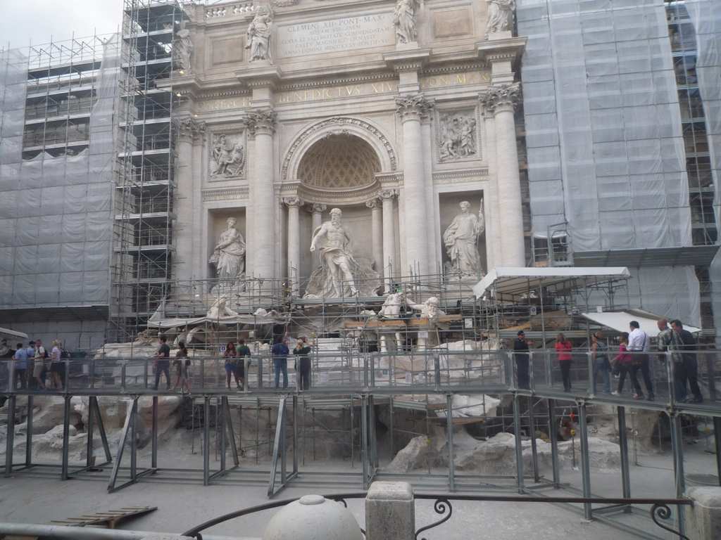 m: vyputn Fontana di Trevi v leen