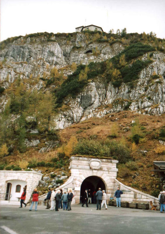 Vstup do vtahovho tunelu. Nahoe Kehlsteinhaus.