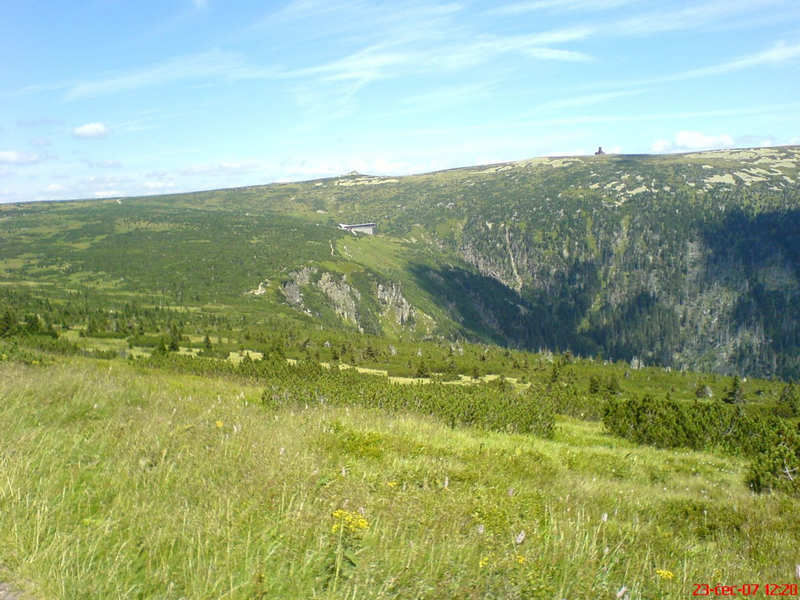 Pohled na Labskou boudu a polskou hranici