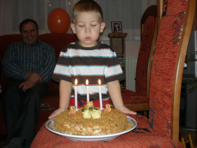 Sfoukvm svky na narozeninovm dortu