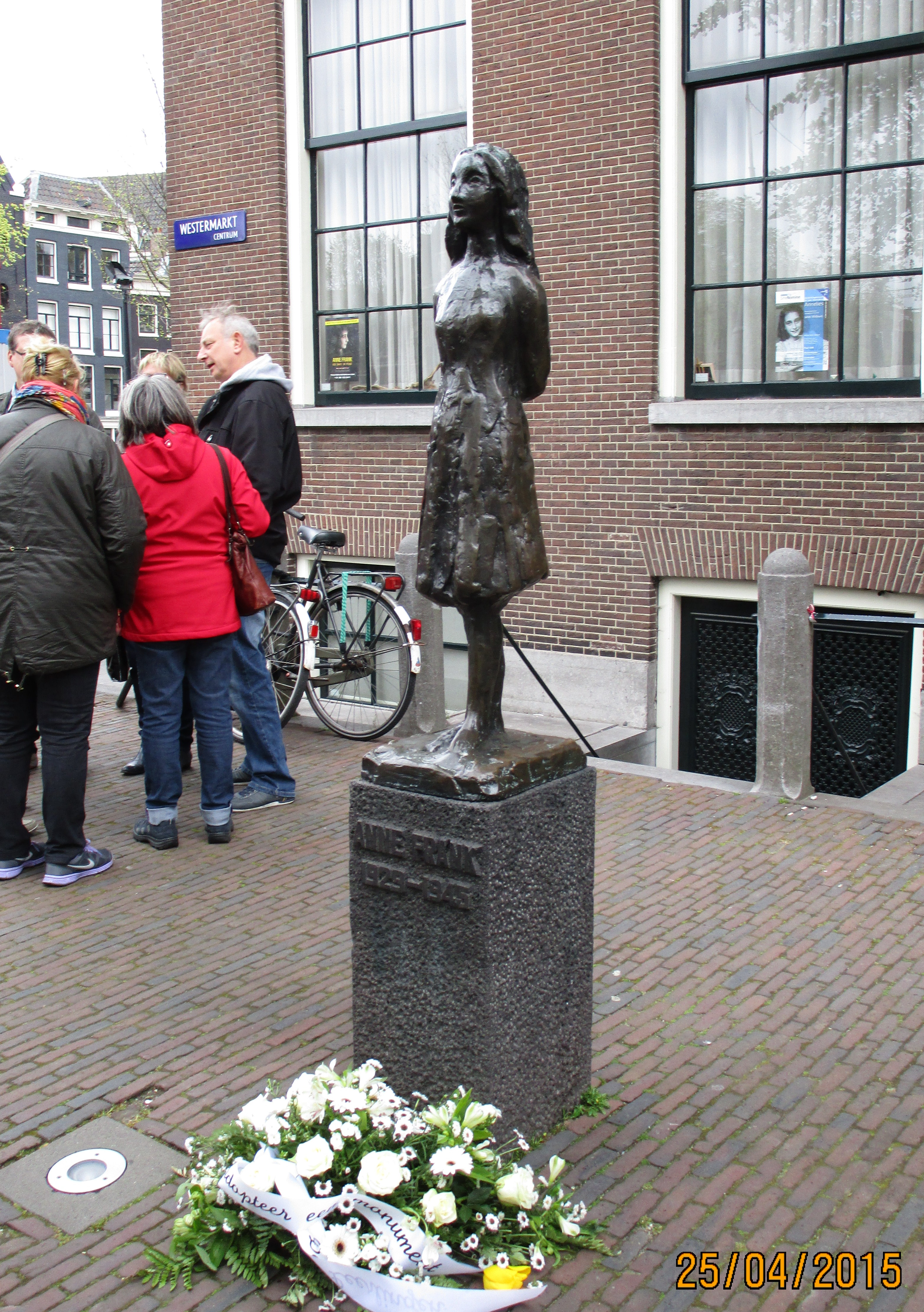 Prochzka Amsterdamem XX. - pamtnk Anny Frankov